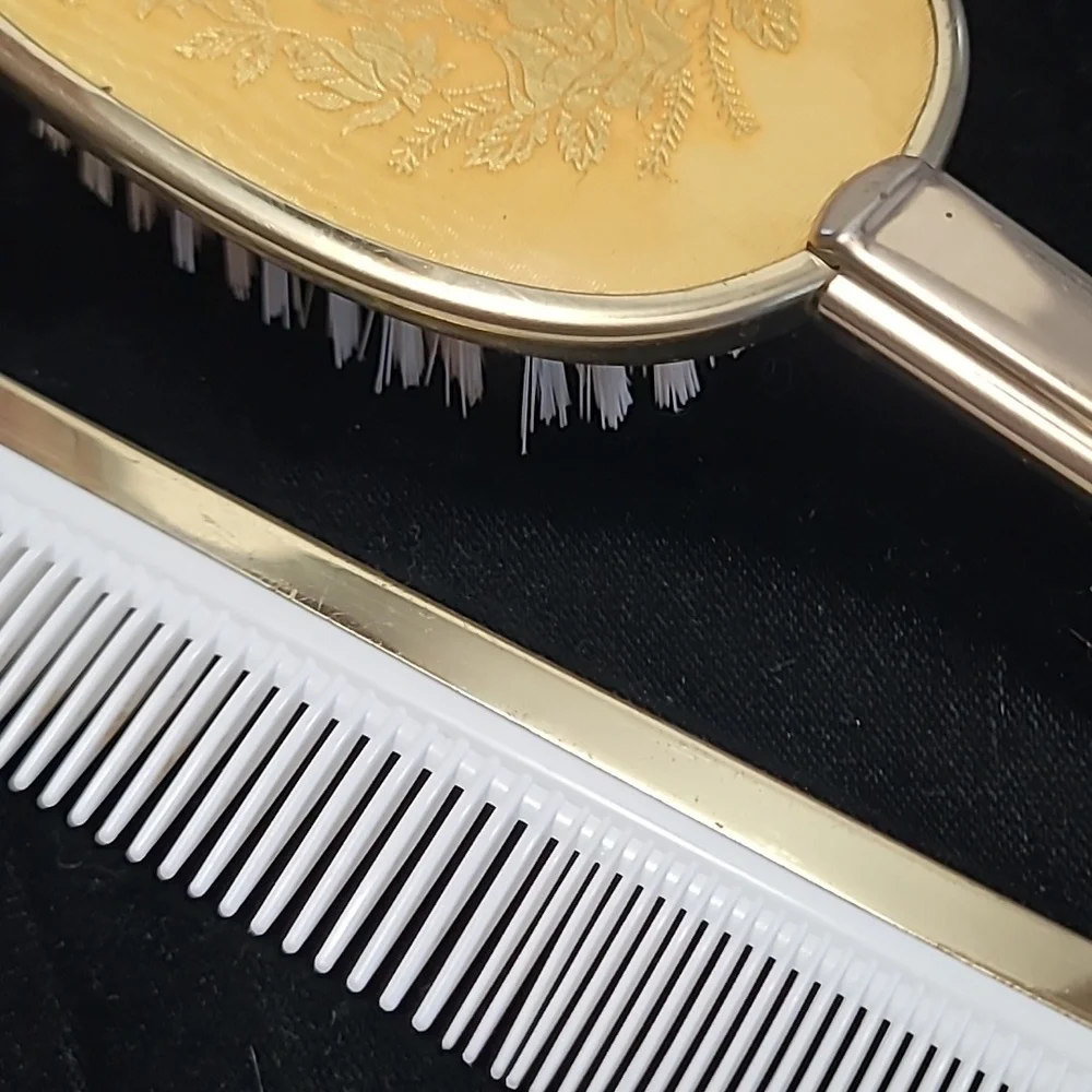 Vintage Brush and Comb Set‎
